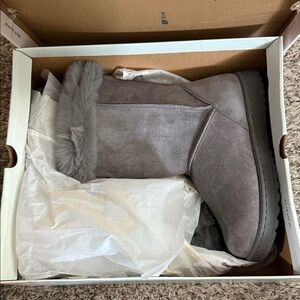 SO Women's Gray Fur-Lined Winter Boots